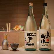 ワインも揃うが、やはりおすすめは日本酒。とくに純米酒の柔らかな味わいが天ぷらの上品なおいしさを引き立てます。「京山水」と「江戸一」という、とくに芳醇な2銘柄をラインナップ。