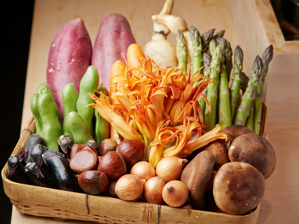 店主自らが産地を訪れて、新たな天ぷらの素材を発掘