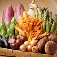 常に新たな素材を探求し続ける近藤氏。気になる食材があれば、北海道から沖縄まで、どこであろうと自ら足を運んで厳選。何度店を訪れても、誰もが新たな驚きに出会えます。