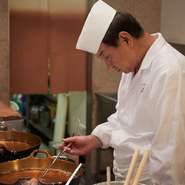 串を刺すと内部に油が染みてしまうため、揚げ具合を判断するのは職人の勘のみ。食材と真摯に向き合い、油の爆ぜる小さな音にまで集中することで、一瞬の食べごろを見極めます。