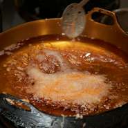 油は太白と焙煎2種の胡麻油を独自の配合でブレンド。高温と低温の2種の鍋を使い分けることで、素材の旨みと水分をしっかりと中に閉じ込めています。