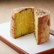 油のなかで転がしながら30分以上揚げる名物。さつまいも本来の甘みと風味を内部に閉じ込めている。