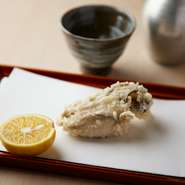 この日は北海道昆布森産。白身魚のように優しく揚げることで、かきの滑らかな食感を残す。
