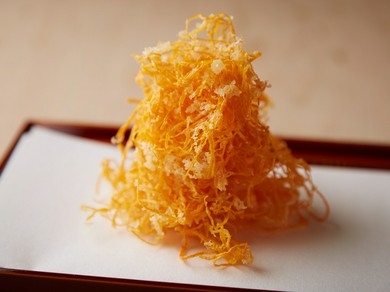 細切りを立体的に揚げる職人技の『にんじん』