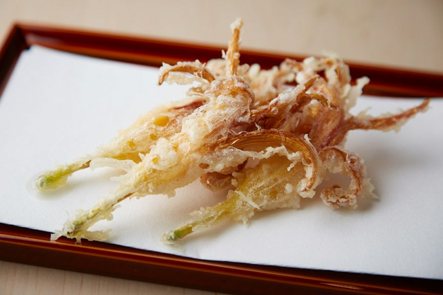 名人の手にかかれば、南国の花もごちそうに