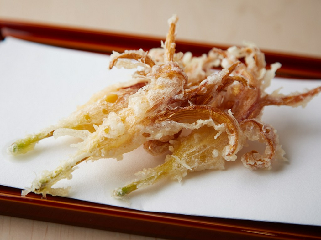 名人の手にかかれば、南国の花もごちそうに