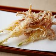 沖縄で咲く「クワンソウ」の花を天ぷらに。花弁の甘みを衣のなかに閉じ込めた逸品。