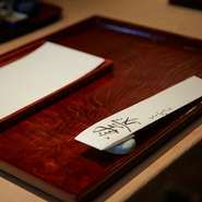 揚げたてが次々と供されるのが天ぷらの醍醐味。ランチでも2時間ほどの時間をかけて、じっくりと楽しめる。