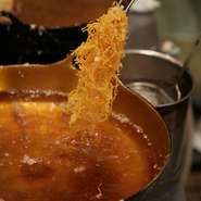 立体的な盛り付けも、近藤氏ならでは。食べるのが惜しいほどの美しい天ぷらが目を楽しませてくれます。