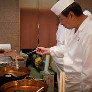 「天ぷらは、料理人がゲストをお招きする料理」との信念から、昼夜を問わずに店主がカウンターに立って天ぷらを揚げます。東京屈指の人気店となった現在でも、その姿勢は変わりません。