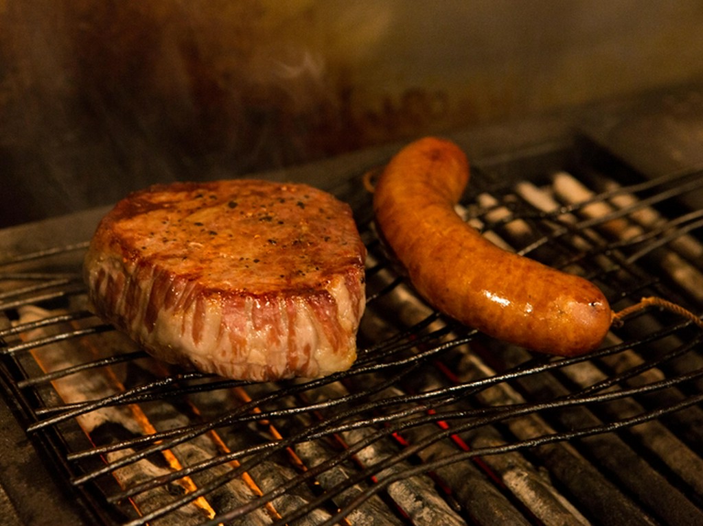 肉の巨匠が選び抜いた、極上の美味が並びます