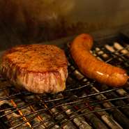 牛であれば、現在使っているのは尾崎牛と短角牛の2種。ソーセージはイベリコ豚を使った自家製。豪快な肉料理の数々は、すべて和知シェフが目利きして、これと思ったものを厳選して取り入れています。