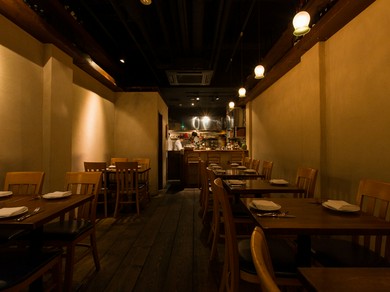 ウッディな店内は、美味の香りと笑い声、熱気で賑わっています
