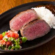 和知シェフが旅先のブラジル・イパネマ海岸で味わったステーキをヒントに考案。フェイジョアーダ風の丹波の黒豆も美味です。
(仕入により牛肉の銘柄が変更する場合があります。）