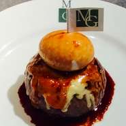 マルディグラで大人気の一品、肉肉しい牛ミンチに半熟のトロリ卵、濃厚な赤ワインソースでいただきます。