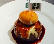 マルディグラで大人気の一品、肉肉しい牛ミンチに半熟のトロリ卵、濃厚な赤ワインソースでいただきます。