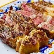 短角和種のリブロース肉1kgを炭火で焼き上げた豪快な一品。
噛み締める程に増す旨みと脂の甘みを是非ご賞味ください。(要予約)