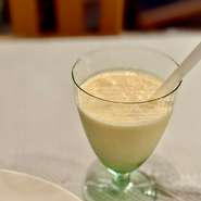 バニラビーンズたっぷりのフローズンシェイクは、お好みに合わせてエスプレッソやレモン、バーボンウィスキーにダークラムなどフレーバーを加えて。
ダイナーメニューに合わせてみても、食後のお楽しみにも◎