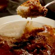 フランス&bull; プロヴァンス産の仔羊もも塊肉がゴロっと入った、スパイスが芳る贅沢ジャワ風カレー。