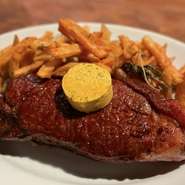 ニュージーランド産オーシャンビーフのサーロインを豪快に炭火焼きにしました。
付け合わせはカリッカリのフライドポテト。
