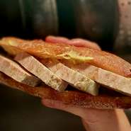 清澄白河チェストさんのバゲットに、ブランデーを効かせた田舎パテを挟み込んだサンドイッチ。
