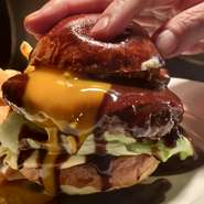 自家製ブリオッシュにビーフパティ、フレッシュトマト、レタスにポーチドエッグを重ねてデミグラスソースをまとわせました。
付け合わせはフライドポテト。