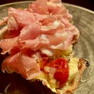 清澄白河チェストさんのレーズン入りの国産小麦カンパーニュに、夏野菜のくたくたローストと生ハムをたっぷりと乗せたオープンサンド。