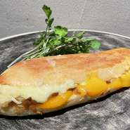 自家製のブリオッシュに、燻製豚ロースハムとグリュイエールチーズをたっぷり挟んで思い切りプレス。
サクサクとろりの自慢のサンド。