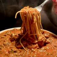 トマトミートソースをベースに、アンチョビ、オリーブ、ケッパーなどの具材がたっぷりと入ったスープスパゲッティ。
