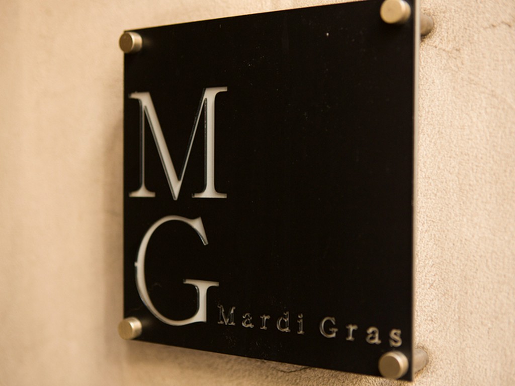 小さな看板を目印に、地下に潜む名店へ