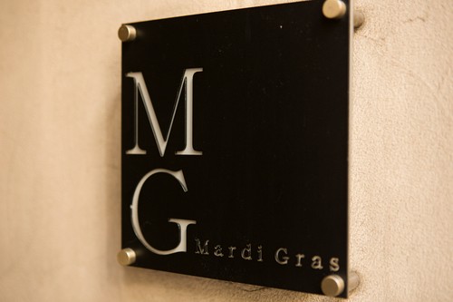 小さな看板を目印に、地下に潜む名店へ