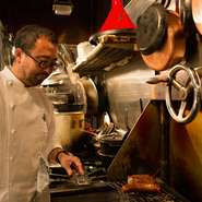 常に新たな発想で肉と向き合い、ゲストを驚かせる和知シェフ。豪快な料理は海外旅行での刺激も重要に。