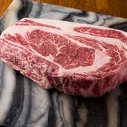 牛が尾崎牛と短角牛、豚が今帰仁村のアグーと奄美大島の黒豚。鶏、猪、鹿、羊……。すべての肉は、出来る限りこだわっています。特に飼料からこだわった肉は、安心できますし味の引き出し方がイメージしやすいです。