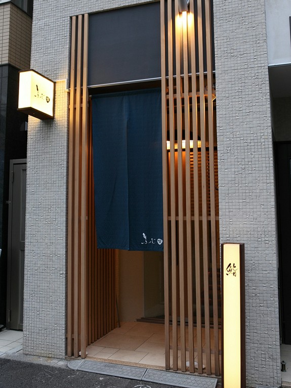 すっきりとした紺の暖簾が物語る、清々しい雰囲気のお店