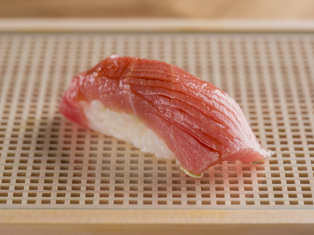 魚は産地にこだわらず、マグロは極力生の本マグロ一本で勝負