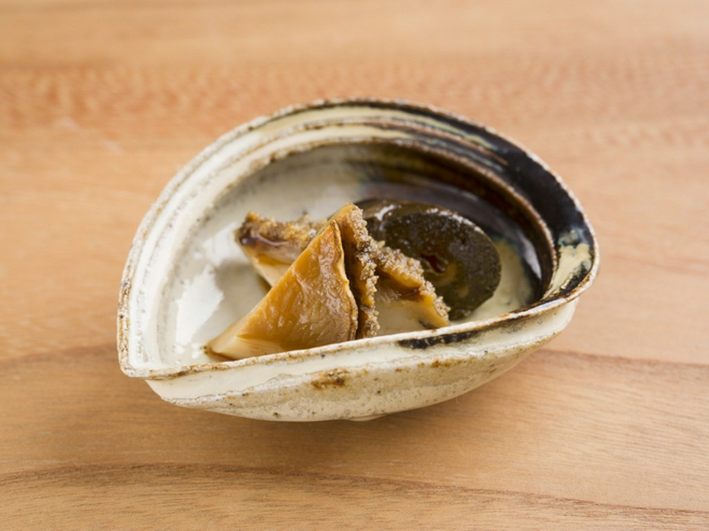 柔らかな食感に濃厚な肝の旨みが絡み合う『蒸しアワビ』（コース、一例）