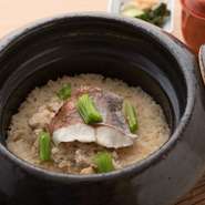 お米は店主こだわりの「こしひかり」。鯛の香りがいきるよう昆布だしを使用し、香りも豊かな逸品に。