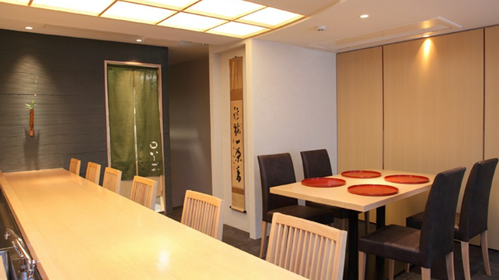 大きな檜のカウンター席で、ゆったりとくつろげます