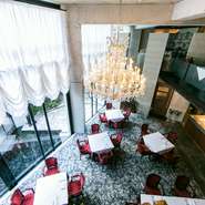天井が高く、シャンデリアが彩る豪華な内観。その中で味わう、新屋シェフの素材を生かしたコース料理。グランメゾンに飽きたエグゼクティヴたちが、膝を交え、本音を語るのに最適なレストランです。

