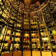 希少なビンテージから現在の醸造家が丹念につくった自然派まで、各種ワインが揃います。