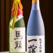 定番ものから、特別な1日に空けたい1本まで幅広く網羅。屋号を冠した日本酒も用意。