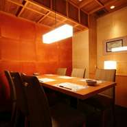 周囲に気兼ねなくくつろげる個室。4名～最大6名まで人数に合わせてご利用可能。接待やお祝いの席に食事を堪能するもよし。いろいろなシーンで利用可能です。