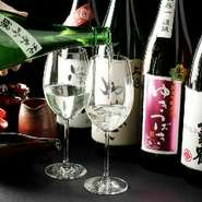 新潟県内の日本酒のみにこだわり、常時40種類以上をご用意しております。季節限定の日本酒や、希少価値の高い銘柄も多数ご用意しております。お気軽にお問い合わせください。 
