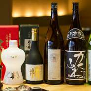 定番から幻と呼ばれる銘酒まで、利き酒師が丁重に対応してくれるので、日本酒初心者も気軽に質問できます。