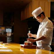 料理人が、その熟練の腕を振るって料理を提供。酒の肴からメインまで、本格和食が種類豊富に揃います。