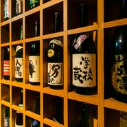 新潟県は日本一の米どころであり、また酒造りの名産地。そんな新潟地酒のみ、常時40種類以上の取り揃え。