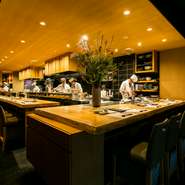 無駄のない洗練された職人の動きに、おもわず見とれてしまうひと時。