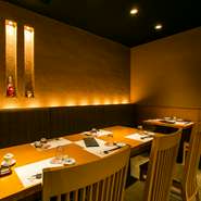 お仲間内でのお食事から会食まで。個室よりも広々利用できます。間接照明が心地よい雰囲気を演出します。