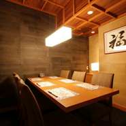 落ち着いた照明が心地よい個室席は、大切なお客様のおもてなしに最適です。