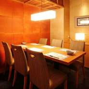 空間を広めにとったゆとりのある個室席は、品がありながらも和める場となります。周囲に気兼ねないひと時を。